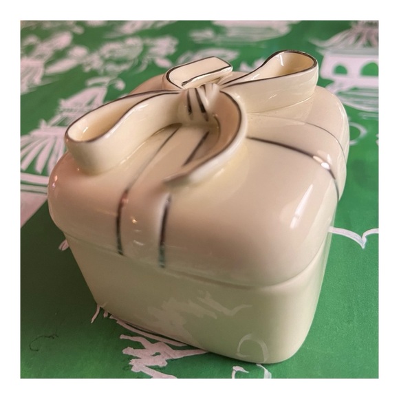 Vintage Porcelain Trinket/Ring Box with Bow Topped Lid - Picture 11 of 12